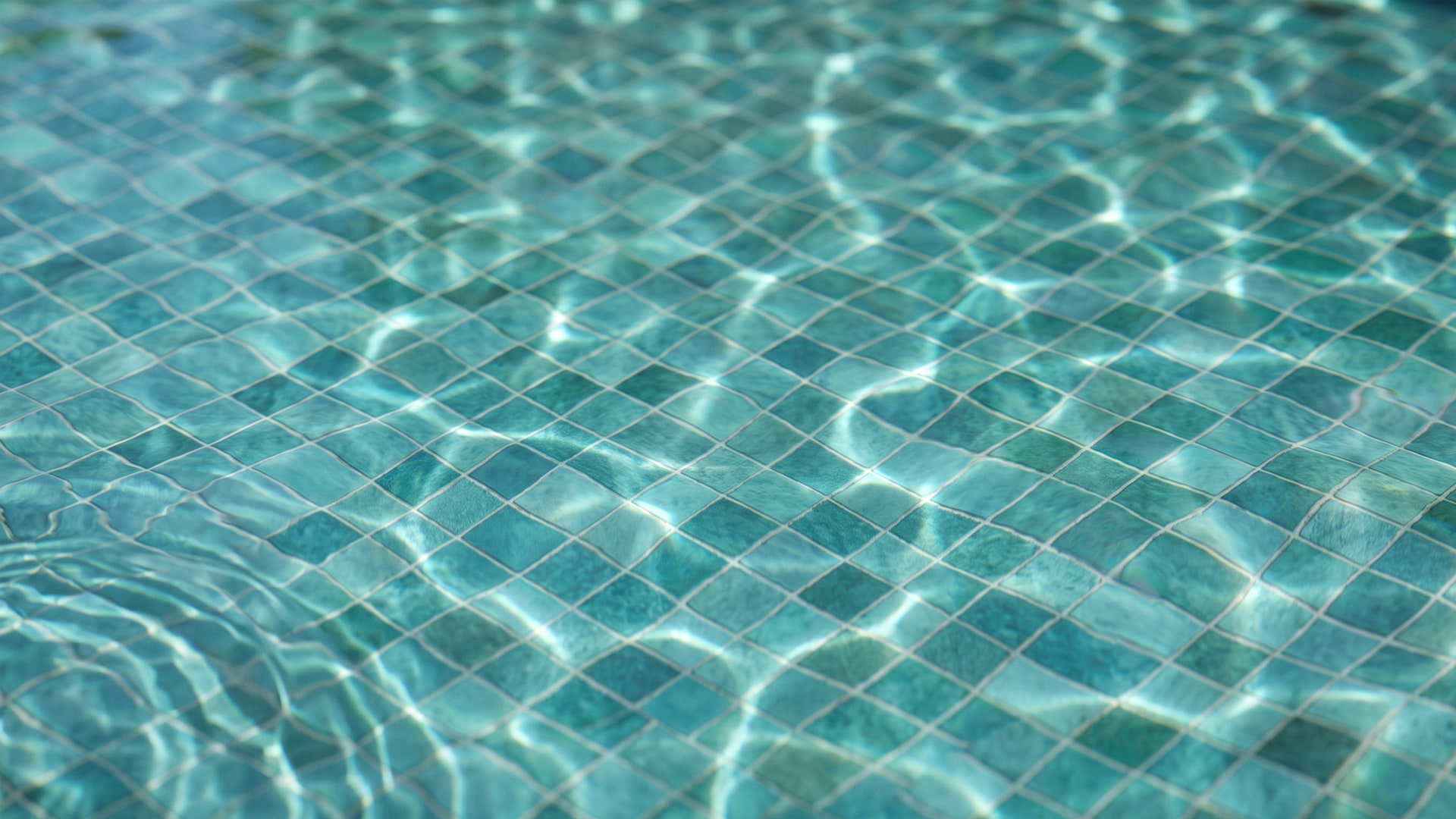 Detalhe aproximado do revestimento de uma piscina, com a luz desenhando ondas sobre as pastilhas